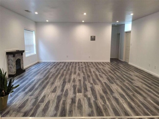 Photo - 325 Sunderland Way