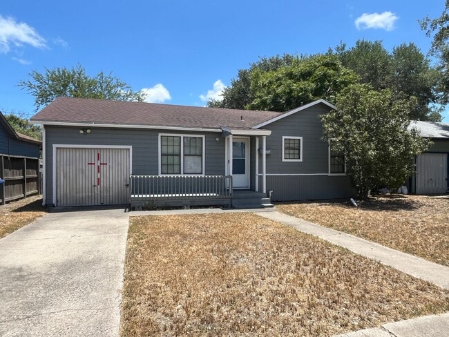 Building Photo - THREE BEDROOM ONE BATH HOME!