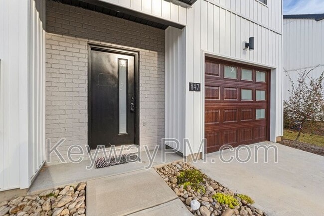 Photo - 847 Felix Wy