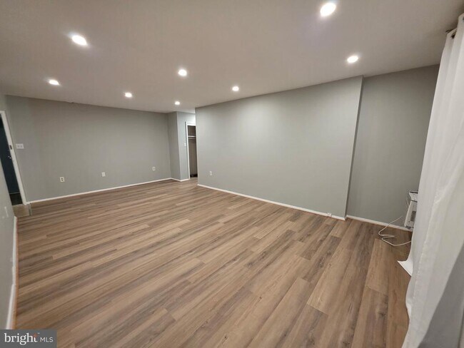 Building Photo - 3245 Rio Dr Unit 204