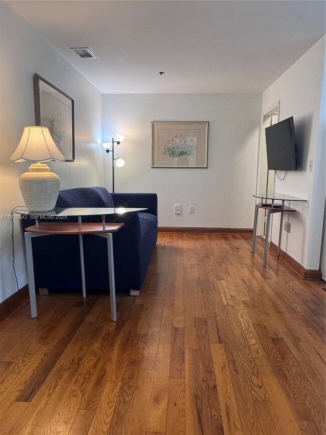 Photo - 361 Collins Ave Unidad A2