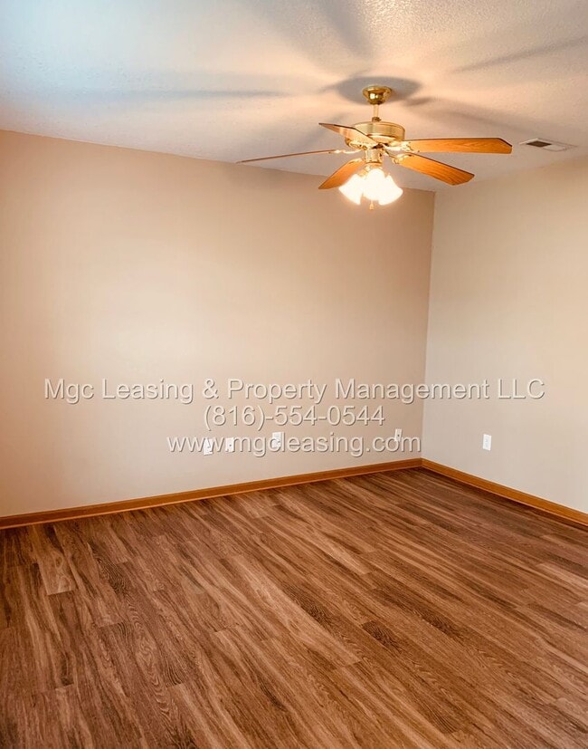 Photo - 200-202 NW Parker Dr
