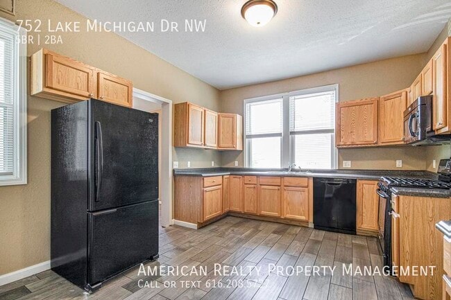 Photo - 752 Lake Michigan Dr NW