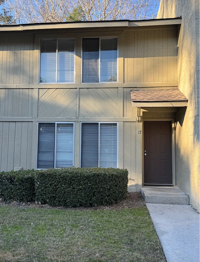 Building Photo - 100 Mathews Dr Unit #17