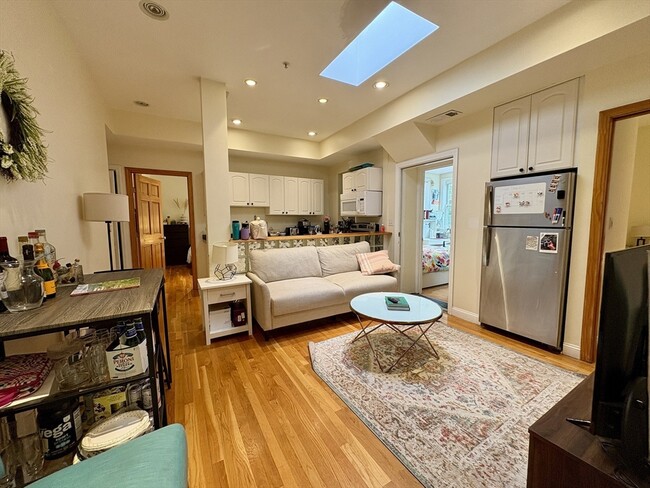 Building Photo - 1801 Beacon St Unit 8