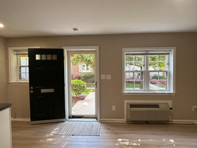 6654 Hillandale Rd Unidad 6654A - Studio