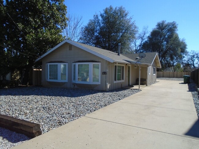 Building Photo - 3 BED 2 BATH HOUSE WITH FENCED BACKYARD IN SHASTA LAKE