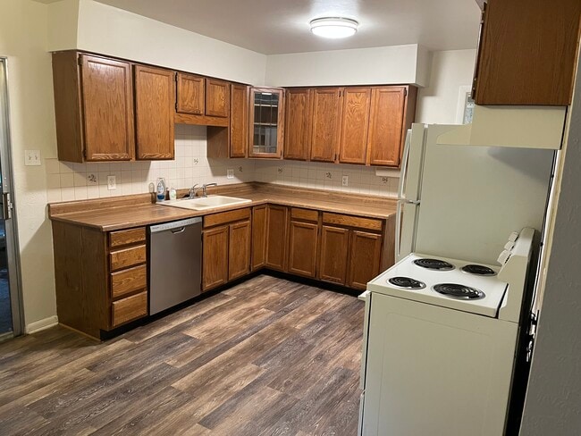 Kitchen - 57 Drake St