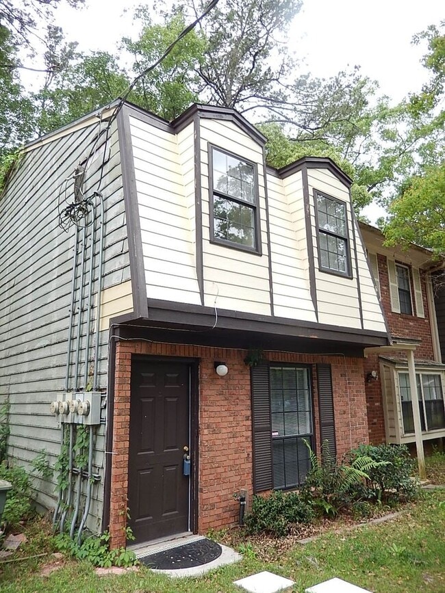 Building Photo - LOVELY 2/1.5 w/ Deck, & Privacy Fenced Yard! Available Now for $1250/month