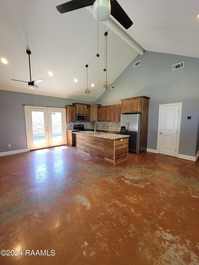 917 W Broussard Rd