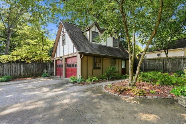 Building Photo - 826 Mentelle Dr NE