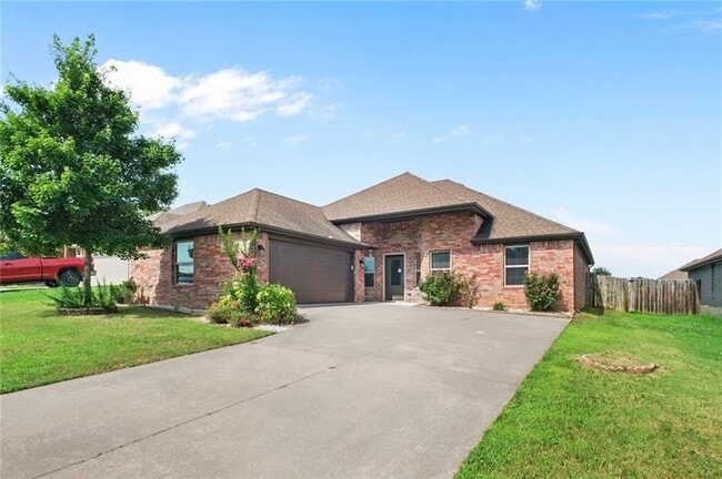 Building Photo - 904 SW Caprington St