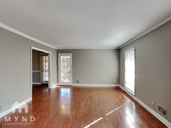 Photo - 990 Lynhurst Dr SW