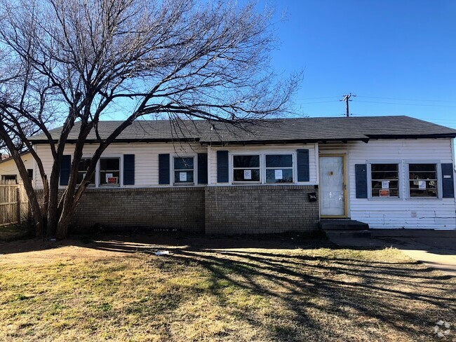 Building Photo - 2827 Oak Dr Rental
