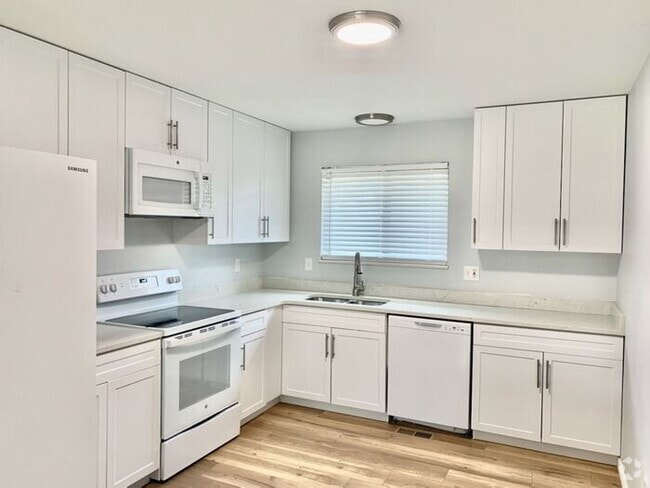 Building Photo - 4 Bedroom Ranch Style Home Located in Fort...
