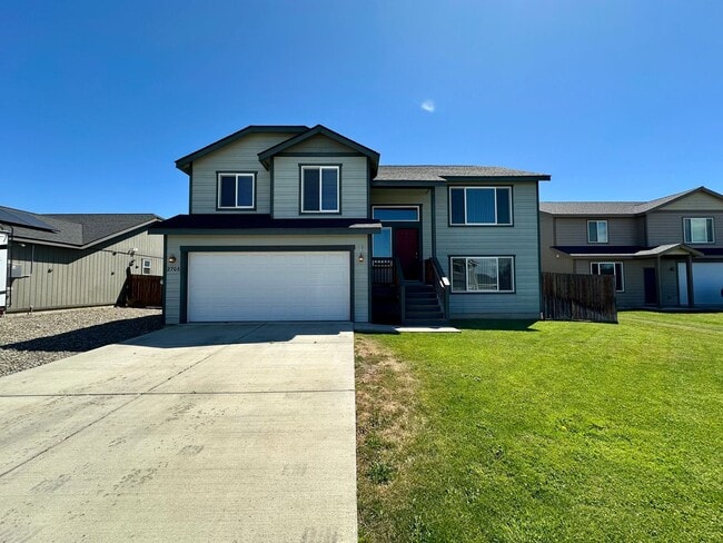 Photo - Large 5 Bedroom Home - North of CWU