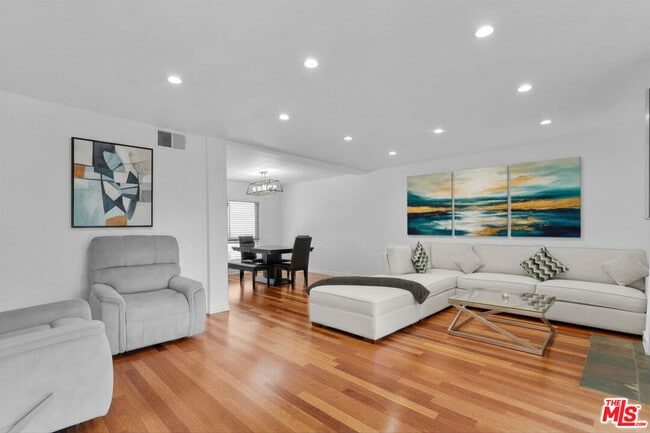 Building Photo - 5255 Coldwater Canyon Ave Unit B