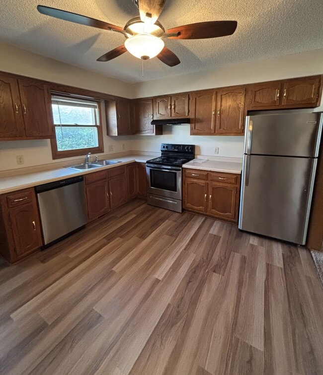 Building Photo - 3 Bed/ 1.5 bath Duplex for rent in desirable Waterloo location!