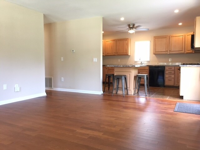 Photo - 1560 Whittier Ave