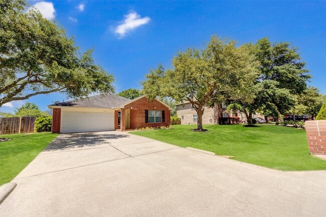 Building Photo - 21611 Country Club Green Way