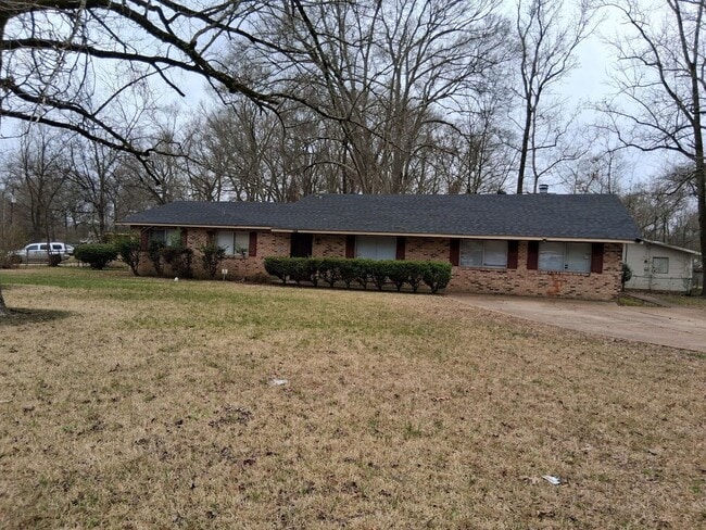 Building Photo - 3207 Longwood Dr