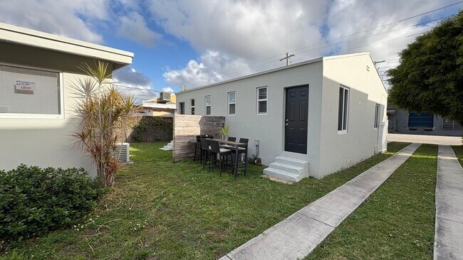 Photo - 2165 NW 23rd St Unidad 2