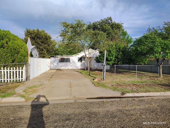 Building Photo - 2103 S Houston St Rental