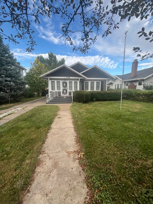 Front yard - 2118 Elm St Rental