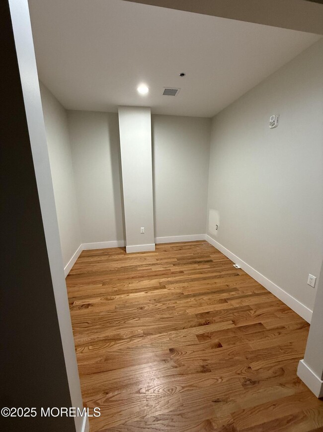 Building Photo - 7 Broad St Unit 2 Rental