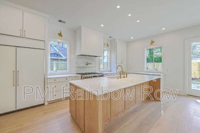 Photo - 755 Adluh St