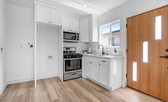 Cocina con refrigerador + Conexión para lavadora y secadora dentro de la unidad - 8934 Lev Ave