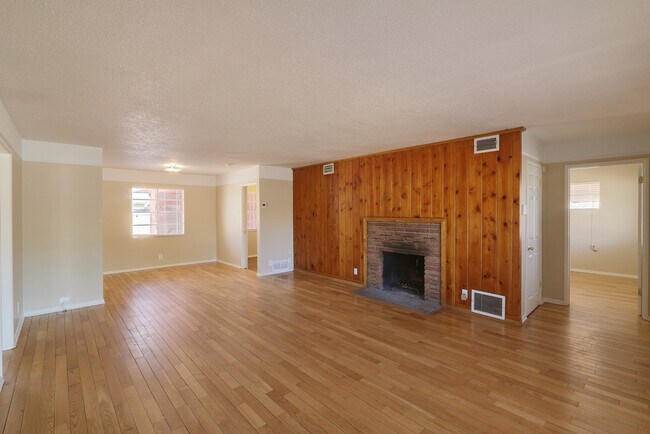 Photo - Spacious 3Bed/2Bath, 1-Story Ranch Home lo...
