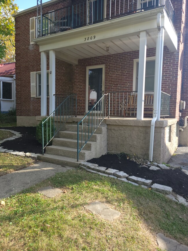 Front door - 3809 Gardner Ave Apartments Unit 1