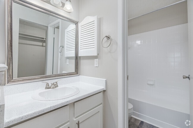 2BR, 2BA - 997SF - Primary Bathroom