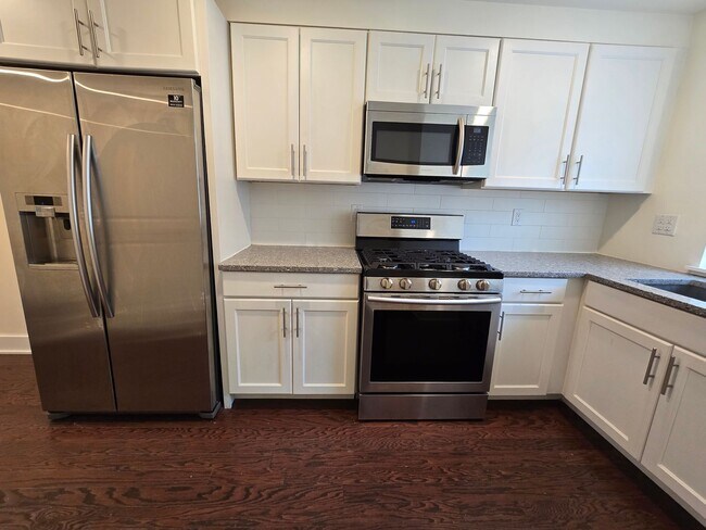 Photo - Modern Bright bi level 2 bed 2 bath apartm...