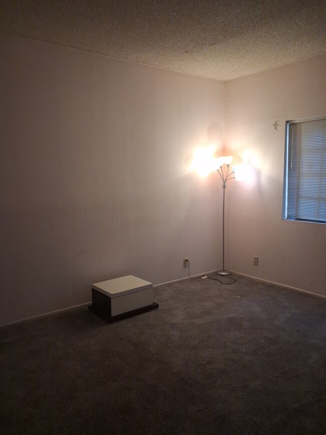 Building Photo - 941 W Carson St Unit Harbor Manor 128