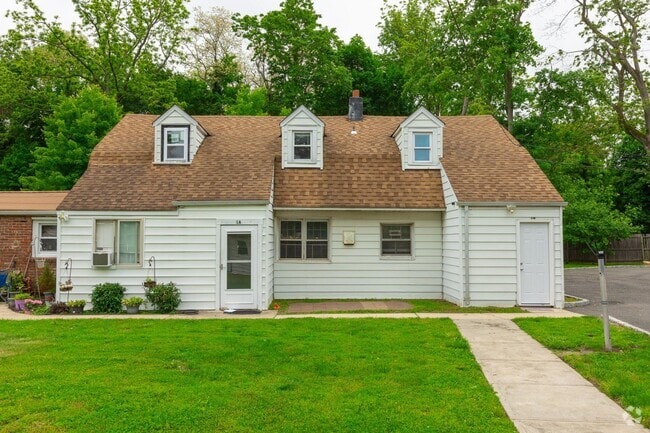 Building Photo - 174 Mills Pond Rd Unit B Rental