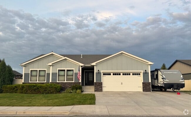 Building Photo - Stunning 6-Bedroom, 3-Bath Home in Prime L...