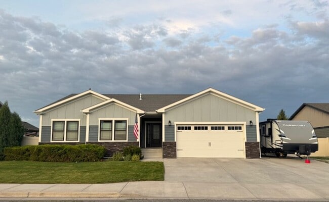Building Photo - Stunning 6-Bedroom, 3-Bath Home in Prime L...