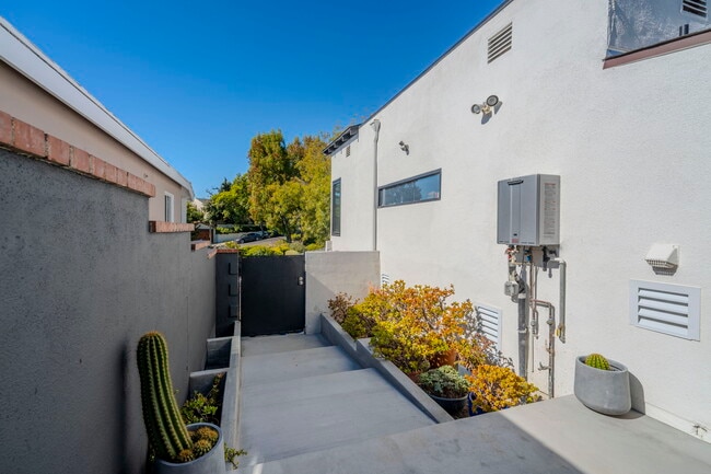 Photo - 1974 Comstock Ave Unidad A