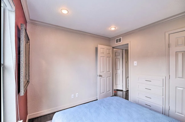 Photo - 2211 Blodgett St Unit 3