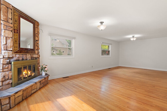 Photo - 915 Hamlin St