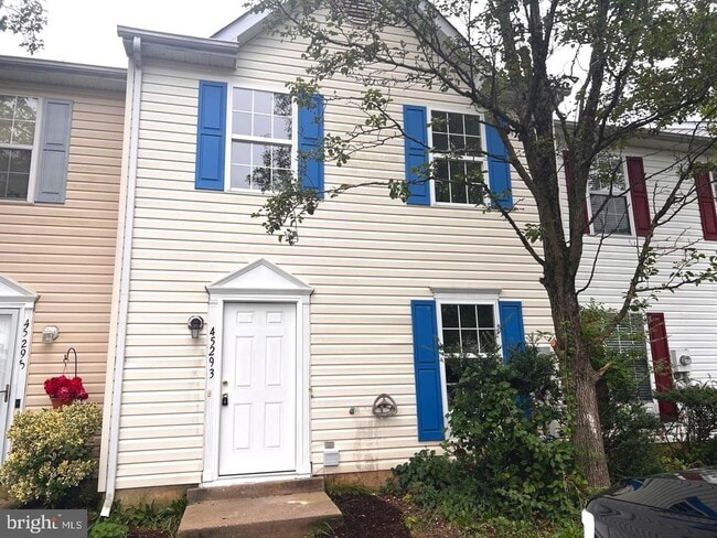 Building Photo - 45293 Rumsford Ln Rental