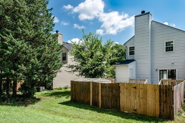 Photo - Live Comfortably in Williamsburg! Spacious...