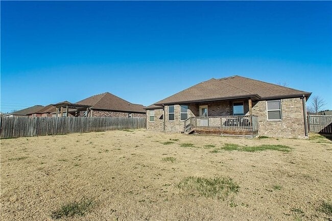 Building Photo - 3 bedroom in sought after West side of Fayetteville