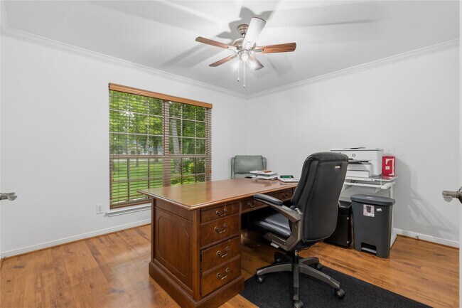 Photo - 203 Mapleleaf St