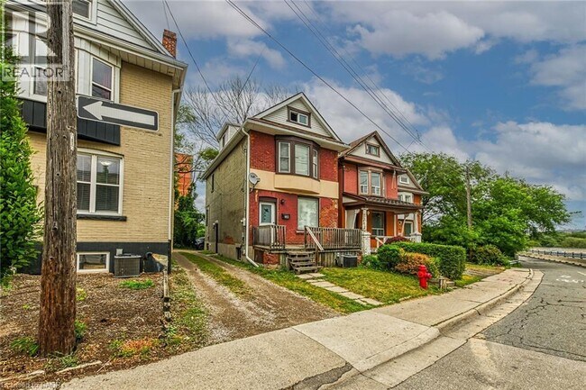 Photo - 738 King St W