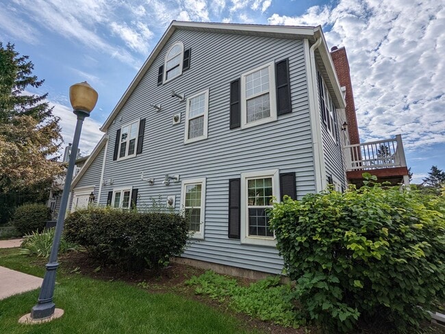 Building Photo - 921 Harbor House Dr