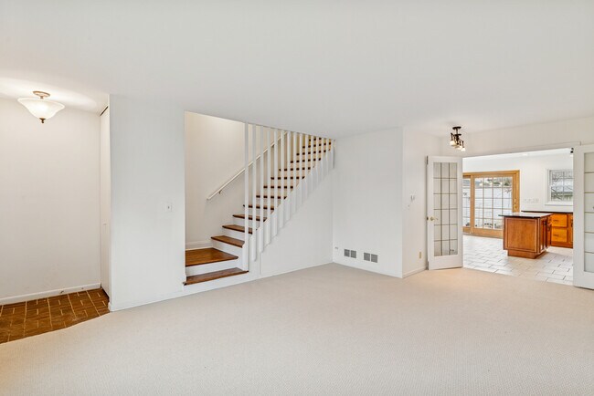 Photo - 825 Country Club Dr