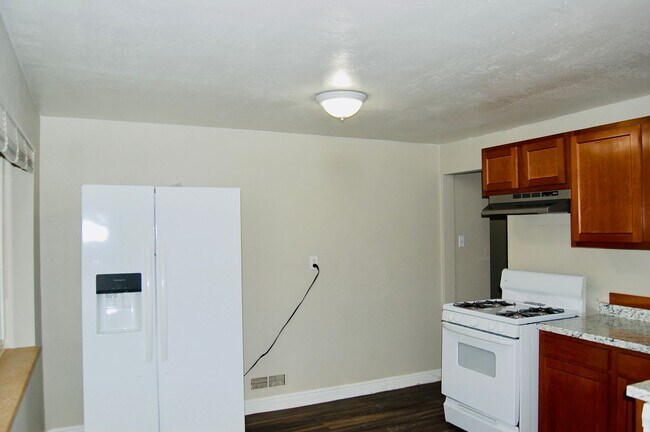 Photo - Updated 3Bedroom- In-Unit Laundry-$1,000 Move-In credit Unidad #1181